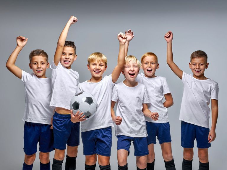 Fußballjungs in Jubel- und Siegerpose