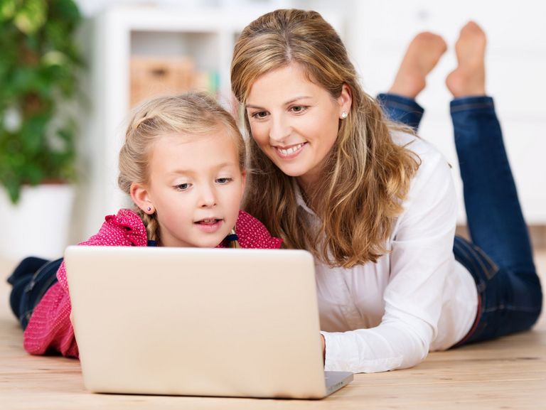 Mutter und Tochter sich per Laptop im Internet unterwegs