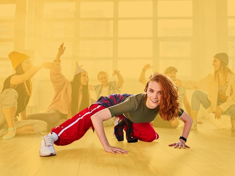 Junge Tänzerin macht Breaking-Bewegungen	