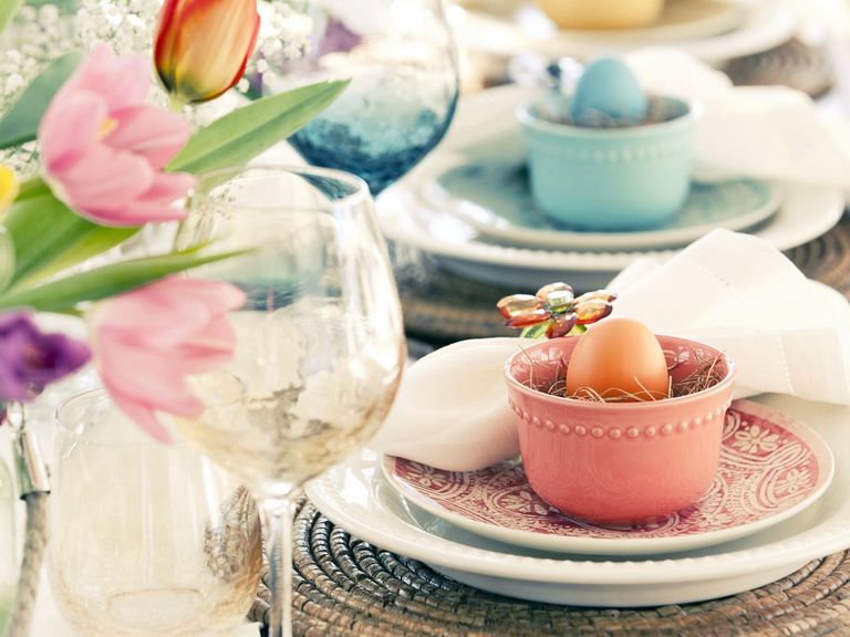 Gedeckter Ostertisch mit Frühlingsblumen