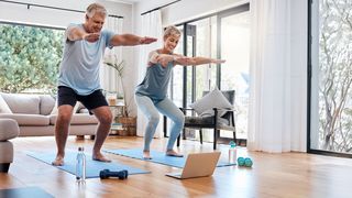 Muskeln & Knochen Paar trainiert im Wohnzimmer die Muskeln für mehr Stabilität