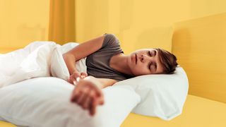 Träume Junge schläft tief und fest morgens im Bett