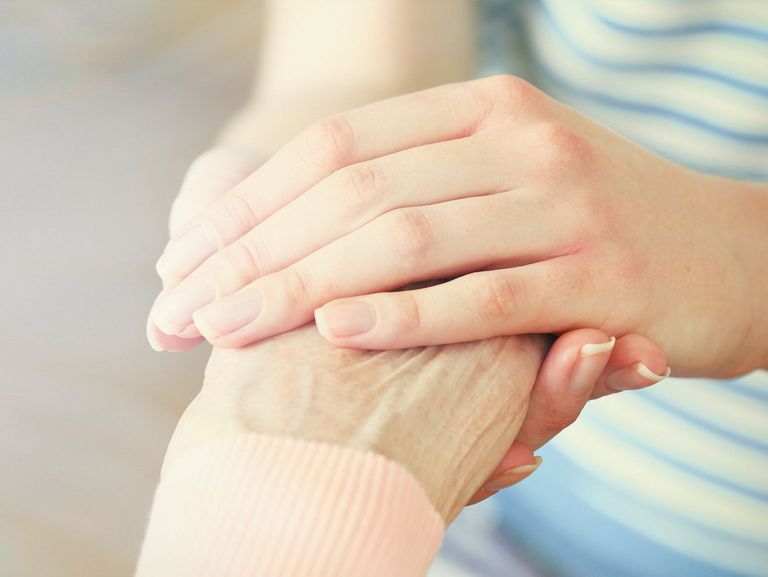 Junge Hand hält ältere Hand