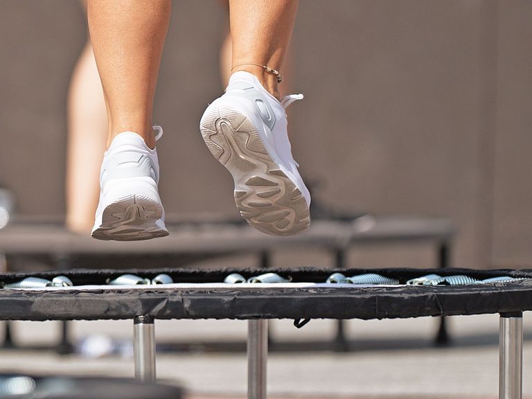 Sportler hüpft auf einem Trampolin
