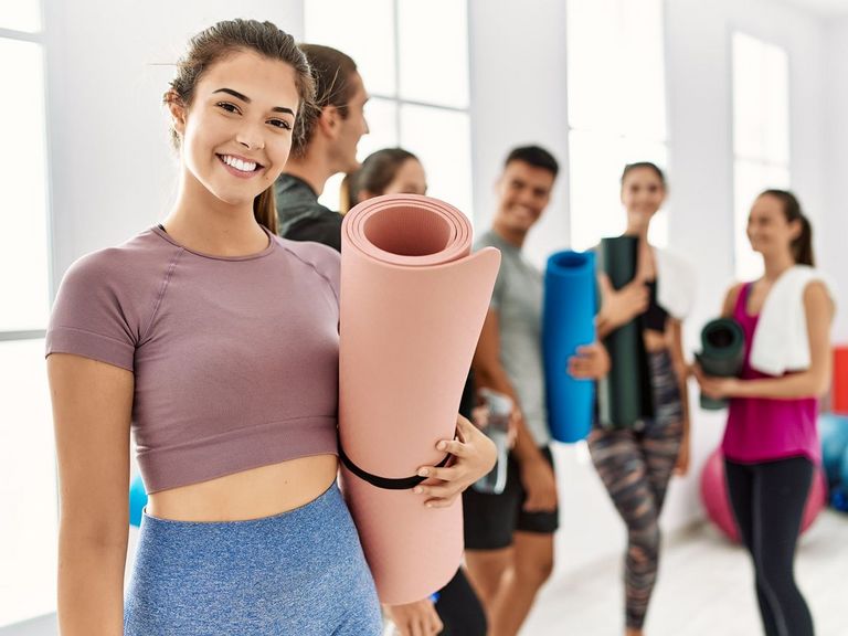 Jugendliche vor eine Trainingseinheit im Sportraum