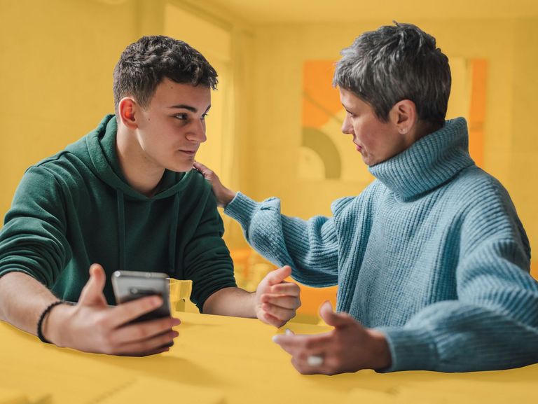 Mutter tröstet ihren Sohn