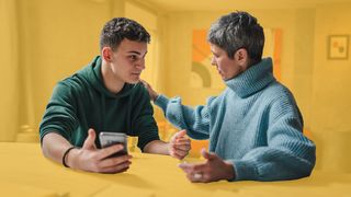 Mutter tröstet ihren Sohn