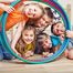 Move-Factory | Grundschule Schüler und Schülerinnen schauen durch Hula-Hoop-Reifen