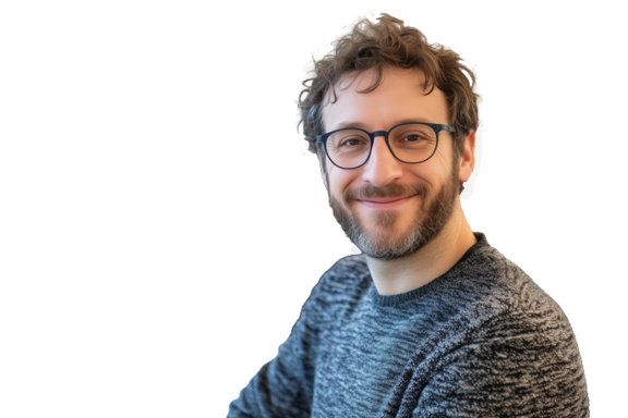 Mann mit Brille schaut lächelnd in die Kamera