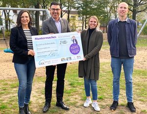 Foto Scheckübergabe an die Gewinner der Grundschule Brinkmannstraße in Bremen