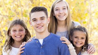 Das Bonusprogramm ikk aktiv plus - Junior Drei Mädchen und ein Junge unterschiedlichen Alters lachen in die Kamera