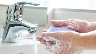 Händewaschen mit einem Stück Seife