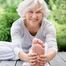 Sportliche Seniorin beim Streching im Freien