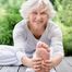 Sportliche Seniorin beim Streching im Freien