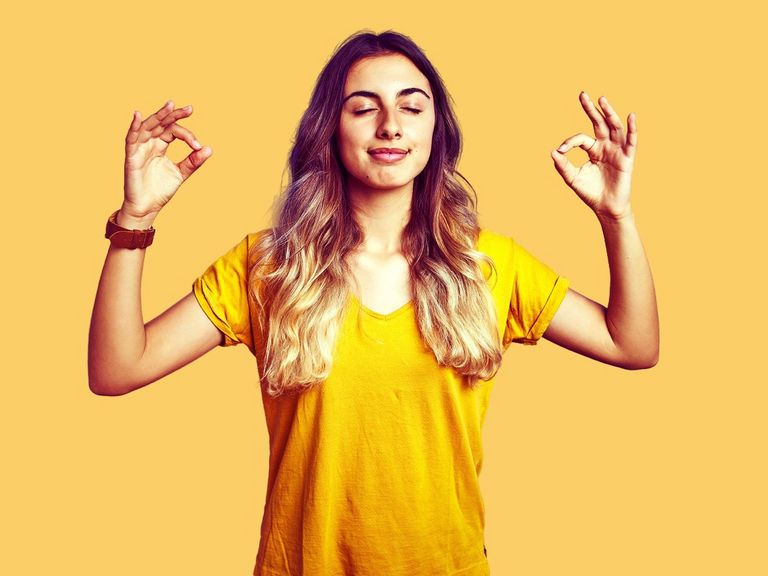 Junge Frau mit langen Haaren und geschlossenen Augen