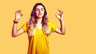 Starke Nerven Junge Frau mit langen Haaren und geschlossenen Augen