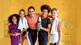 Trendsport HIIT Sportlich gekleidete Jugendliche in einem Sportraum