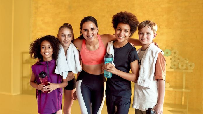 Sportlich gekleidete Jugendliche in einem Sportraum