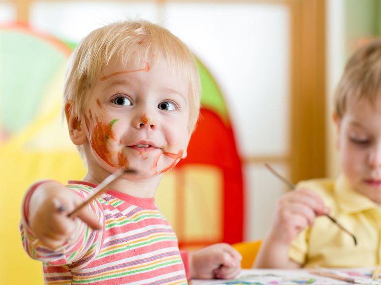 Zwei Kleinkinder malen mit Pinsel und Farbe