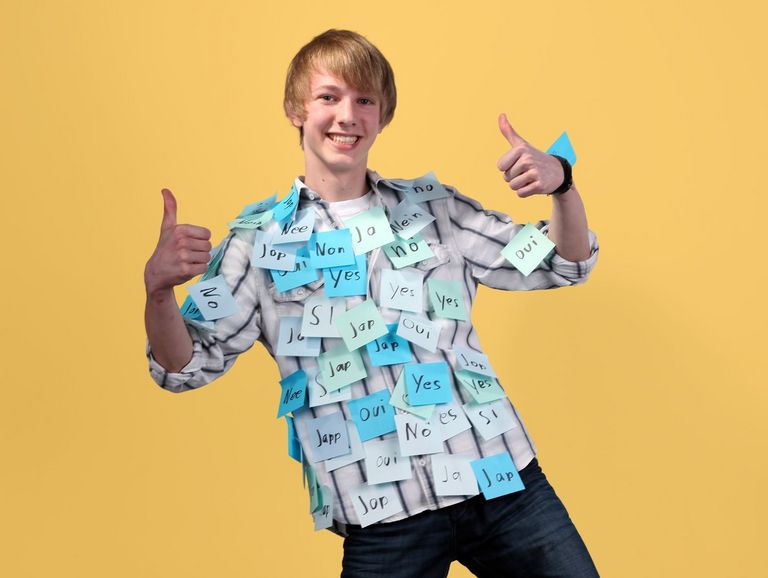 Junge mit hunderten Post-its auf dem Oberkörper