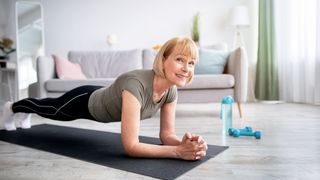 Frau im Unterarm-Liegestütz