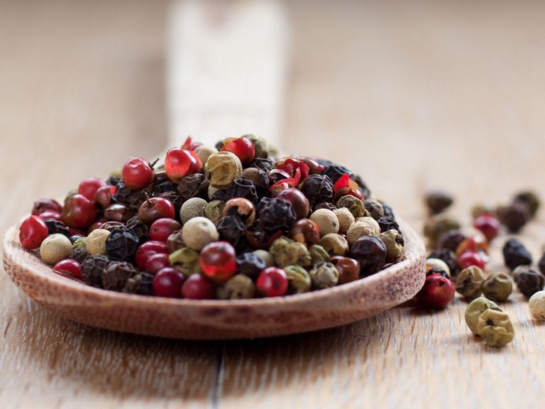 Bunter Pfefferkörnermix auf einem Holzlöffel