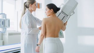 Frau bei einer mammographie-Untersuchung 