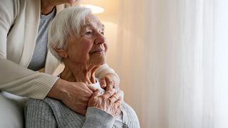 Betreuungs- und Entlastungsleistungen Frau betreut eine Pflegebedürftige und legt ihre Arme um deren Schultern