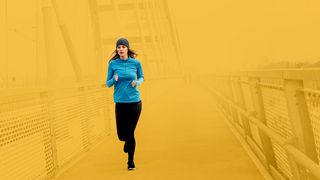 Winterfitness Junge Frau beim winterlichen Joggen über eine Brücke