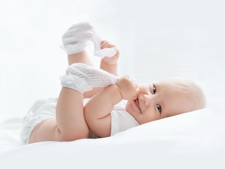 Säugling auf einer weißen Decke