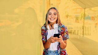Digitale Krankenkasse Lächelndes Teenie-Mädchen mit einem Smartphone in der Hand