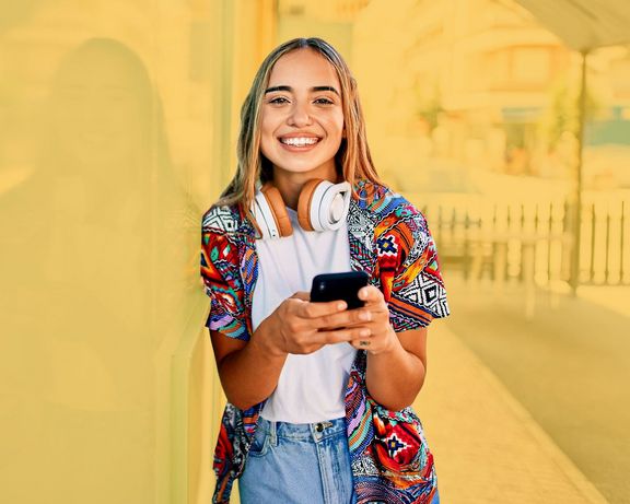 Digitale Krankenkasse Lächelndes Teenie-Mädchen mit einem Smartphone in der Hand