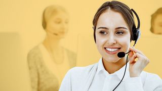 Kontaktmöglichkeiten Servicemitarbeiterin mit Headset