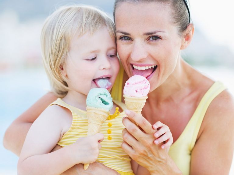 Glückliche Mutter ist mit ihrem Kind Eiscreme