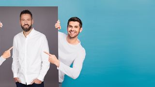 IKK-Gesundheitscoach Bennet Wiegert Mann und Frau halten ein sehr großes Bild, auf dem der Gesundheitscoach Bennet Wiegert abgebildet ist