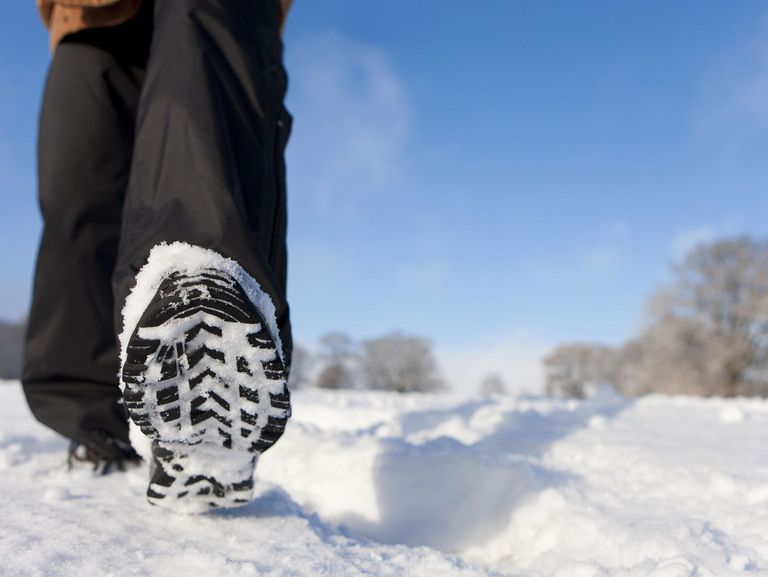 Mit Winterschuhen durch den Schnee laufen