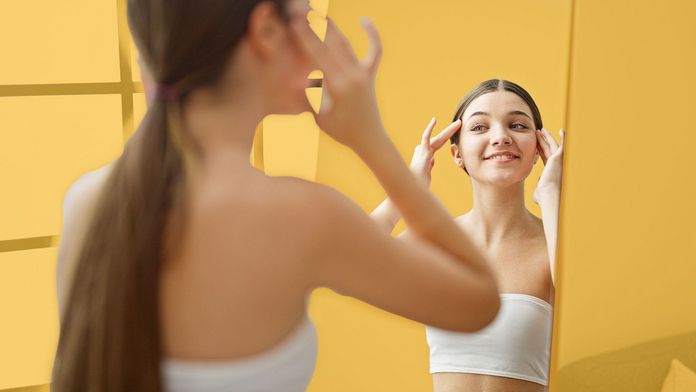 Teenie-Mädchen vor einem Ganzkörper-Spiegel