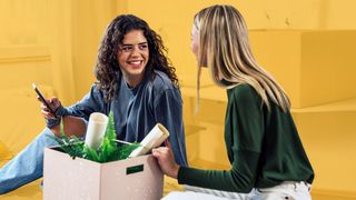 Ausbildung nah oder fern Junge Frauen beim Kistenpacken für den Umzug
