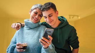 Kunden-App Mutter und Sohn checken die IKK Kunden-App