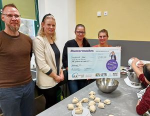 Foto Scheckübergabe an die Gewinner der Grundschule in Jübar