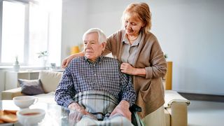 Kombinationsleistungen Frau kümmert sich um einen Pflegebedürftigen im Rohlstuhl