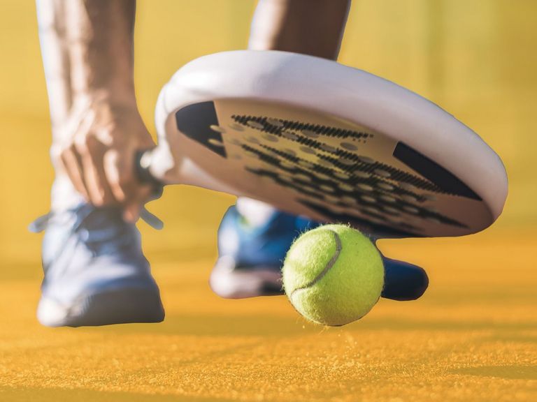 Padel-Tennisschläger mit einem Tennisball