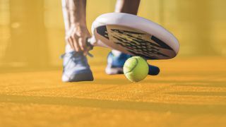 Padel-Tennisschläger mit einem Tennisball