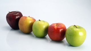 Äpfel stehen in einer Reihe