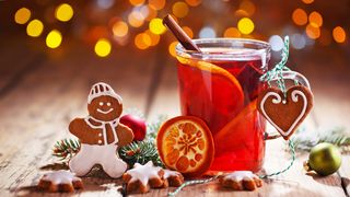 Weihnachtlich dekoriertes Glas mit Tee