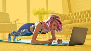 Jugendliche auf Yogamatte vor einem Laptop