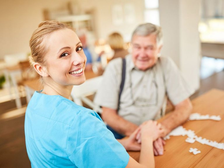 Pflegerin mit einem Pflegebedürftigen