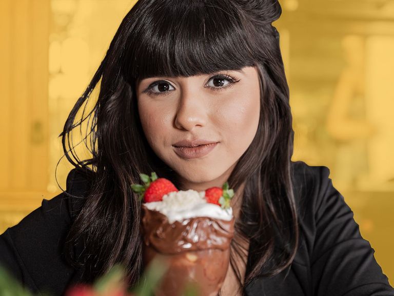 Dunkelhaarige junge Frau mit einem Schokoeisbecher