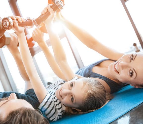 Familie treibt Sport mit Hanteln