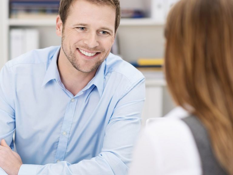 Mann und Frau führen ein Gespräch im Büro